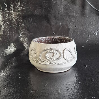 vintage SKÅL Strehla GDR, vit glasyr med mönster i relief, h 7 cm
