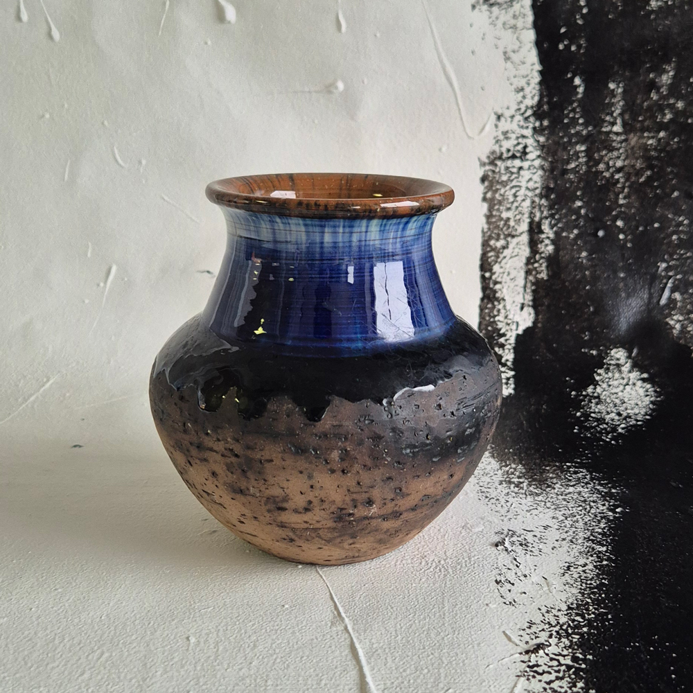 vintage VAS Szilasi Visby, brun skrovlig lera med blå glasyr, h 13 cm