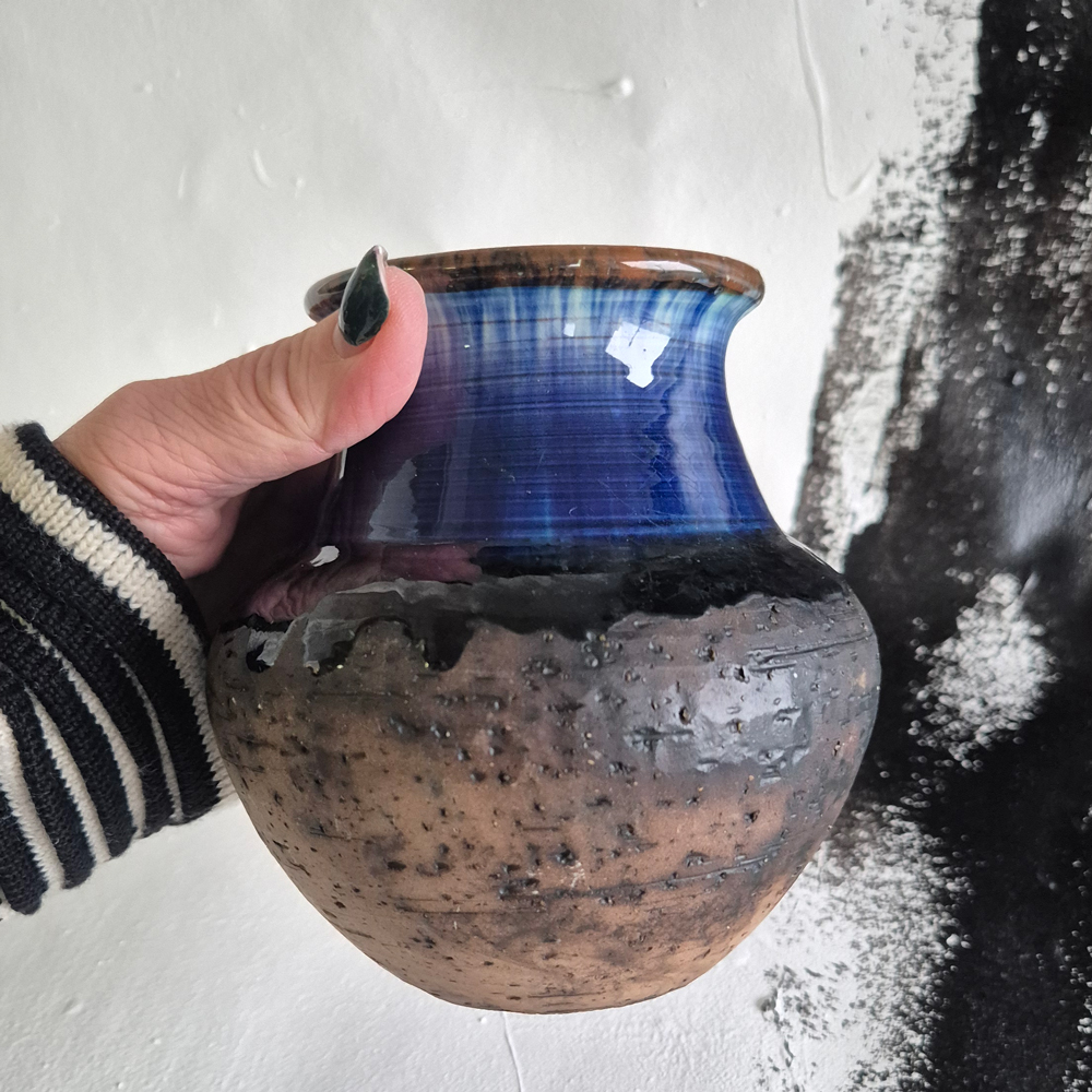 vintage VAS Szilasi Visby, brun skrovlig lera med blå glasyr, h 13 cm - 3