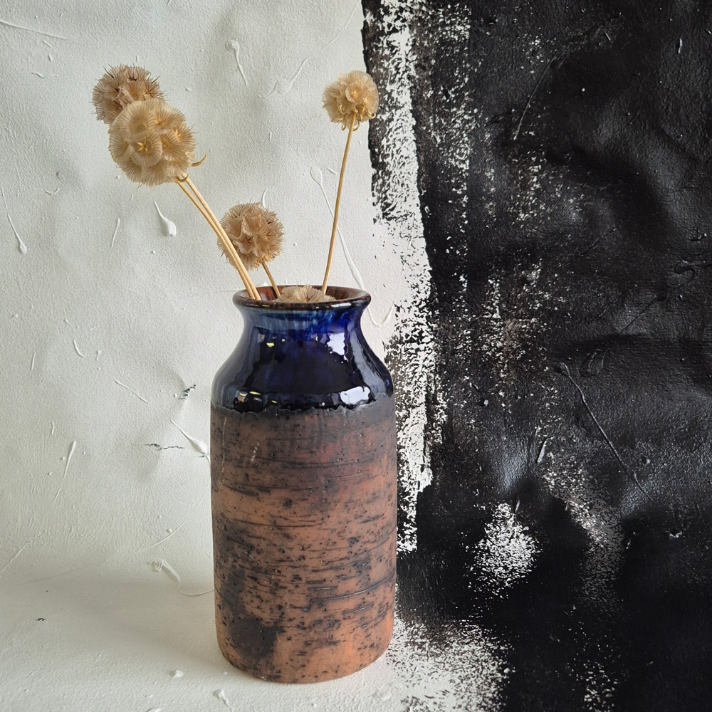 vintage VAS Szilasi Visby, brun skrovlig lera med blå glasyr, h 17,3 cm - 2