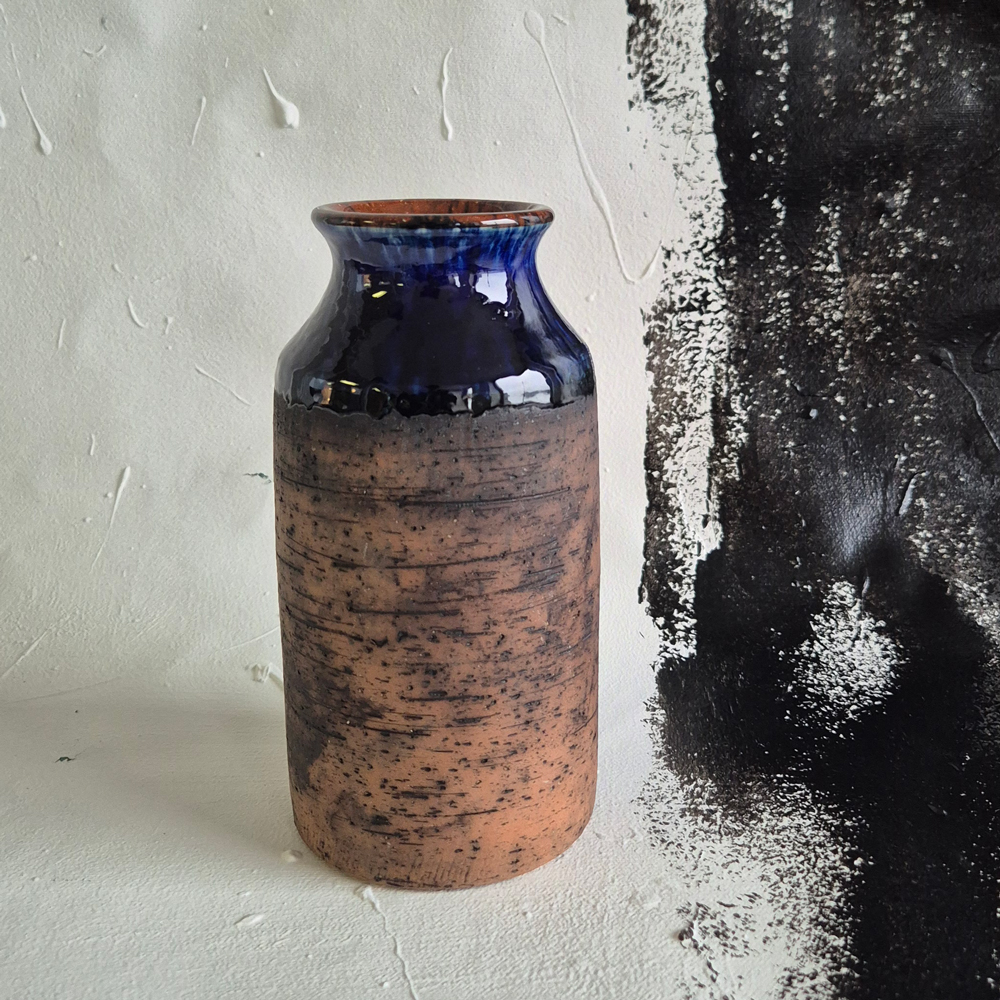vintage VAS Szilasi Visby, brun skrovlig lera med blå glasyr, h 17,3 cm