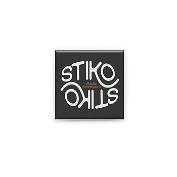 Stilren mörkgrå kylskåpsmagnet i storlek 5x5 cm med Stiko Nordic Americana.
