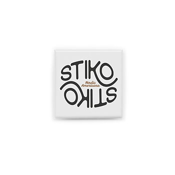 Stilren ljusgrå kylskåpsmagnet i storlek 5x5 cm med Stiko Nordic Americana.