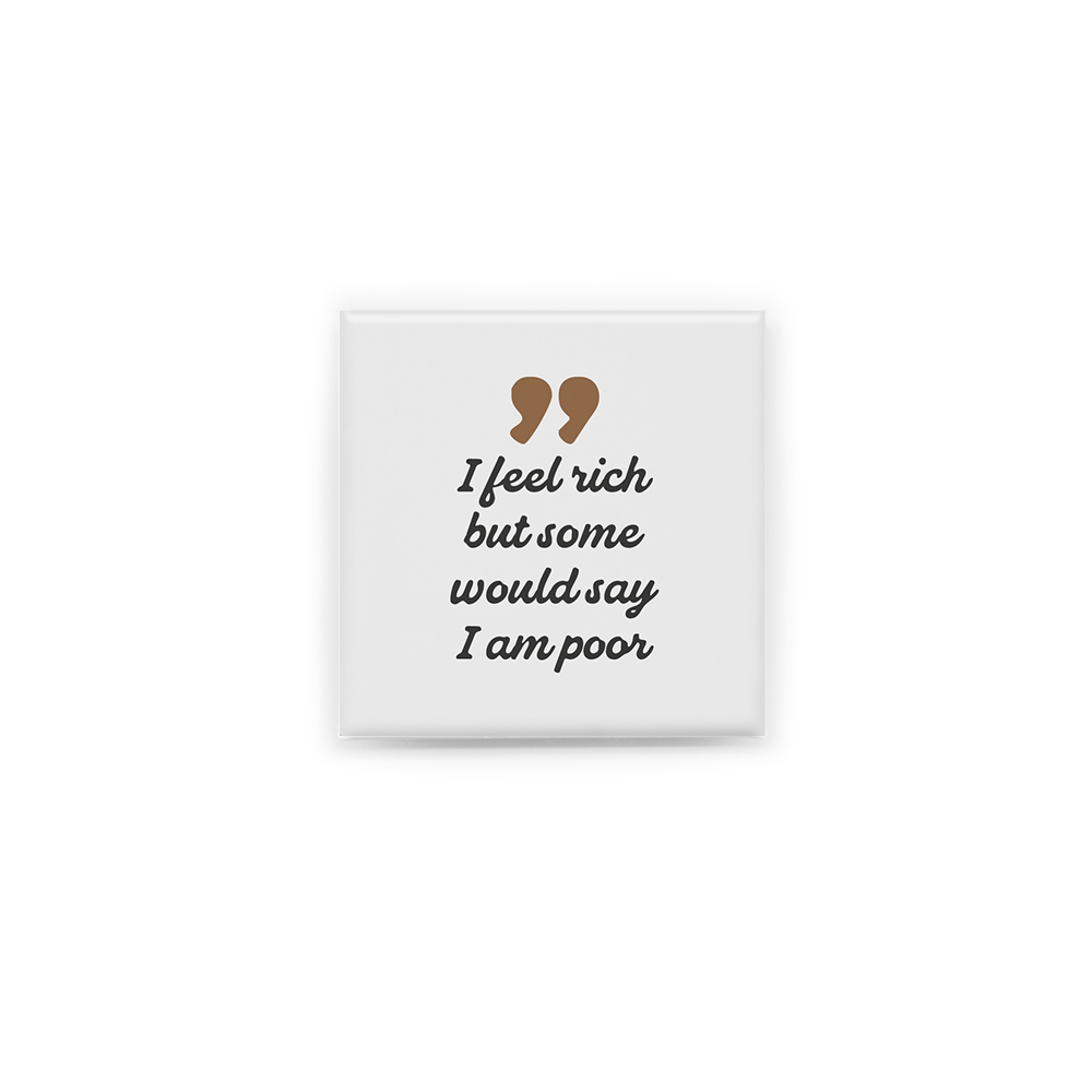 Stilren kylskåpsmagnet i storlek 5x5 cm med citatet "I feel rich but some would say I am poor".