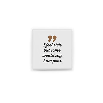 Stilren kylskåpsmagnet i storlek 5x5 cm med citatet "I feel rich but some would say I am poor".