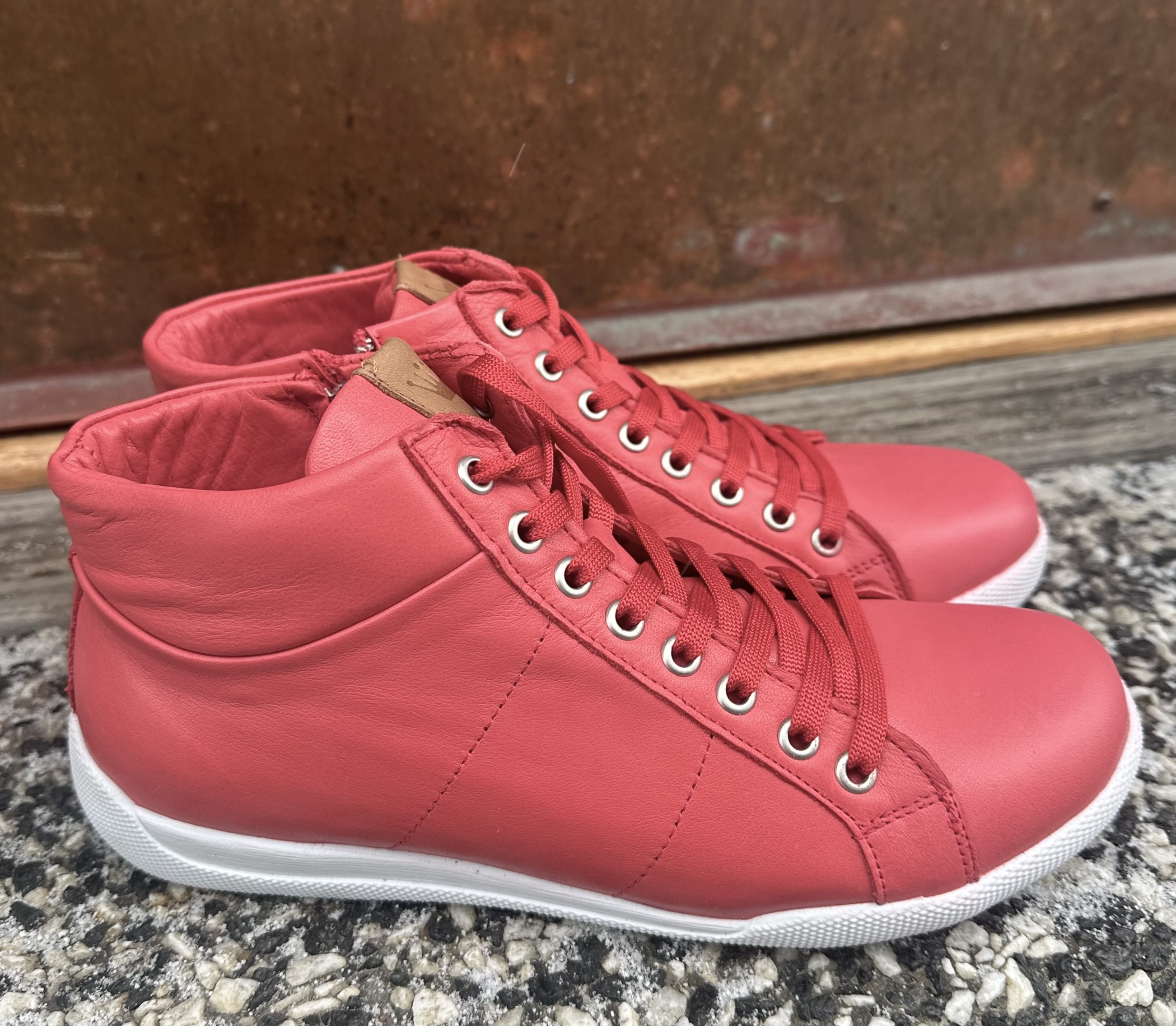 Sneakers med skaft från Charlotte of Sweden, korall/ brandy