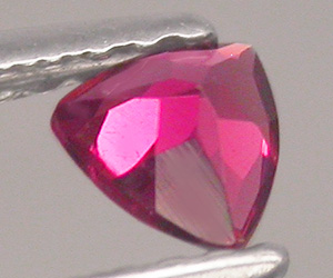 Preciosa turmalina rosa chicle natural de corte trillón - 4