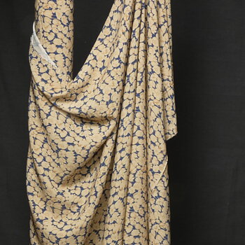 Tryckt viskos blått med beiga blommor