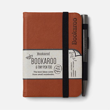 Bookaroo : Baby Brown Notebook A7 Vegan Leather  - Skrivbok A7 Olinjerad med resårband och minipenna - Perfekt storlek för handväskan!