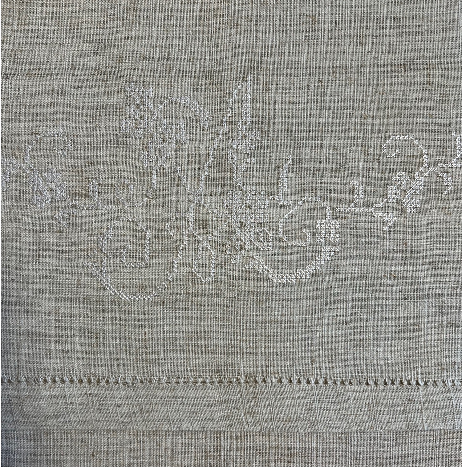 Hissgardin monogram A och hålsöm i lin blandning lantlig stil 