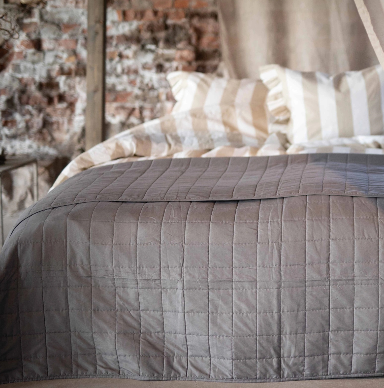 Överkast quilt grå 2 storlekar shabby chic lantlig stil