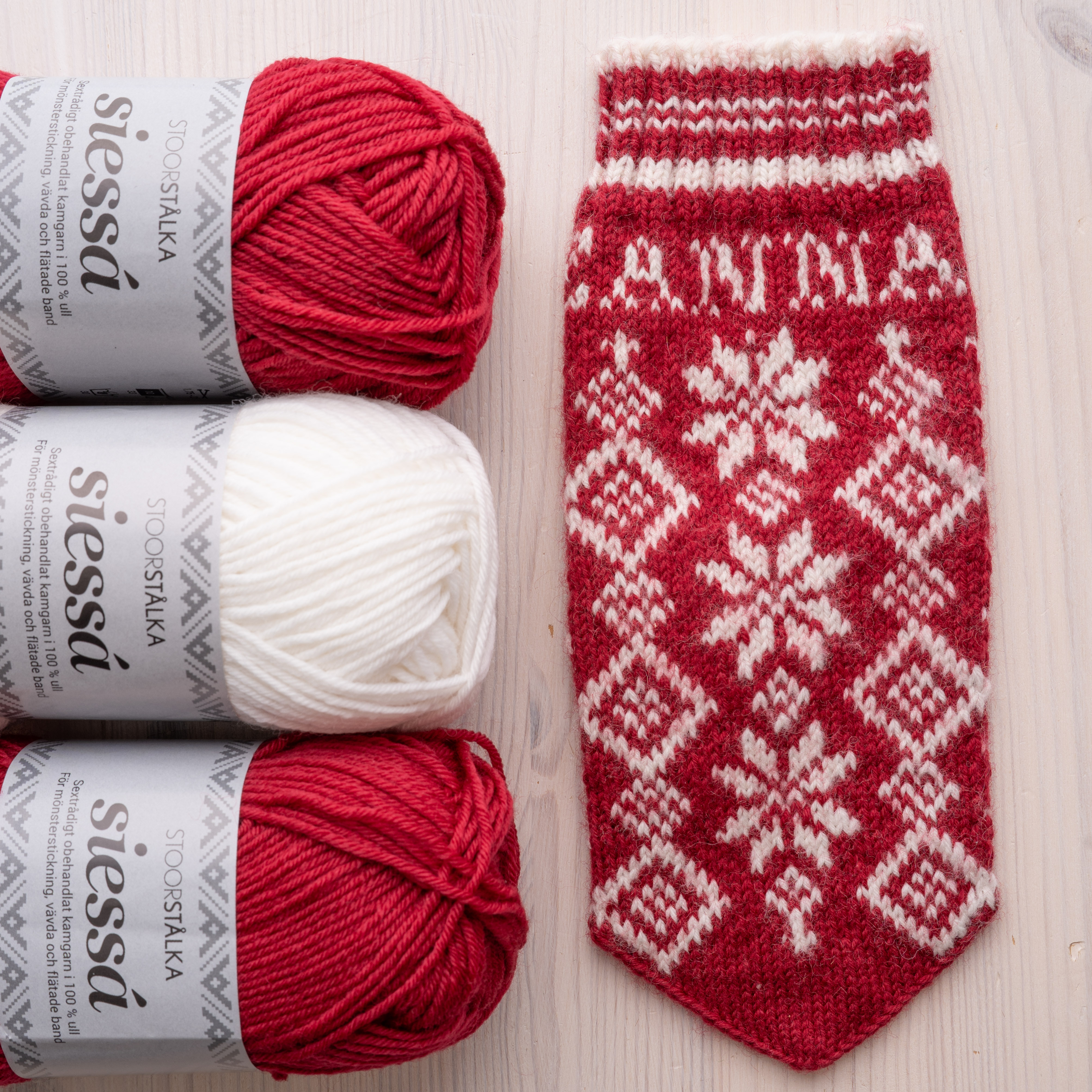 Stickpaket vante Snöflinga från Juni Vinröd-vit