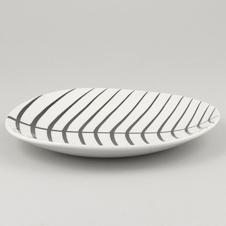 スティグ・リンドベリ  Lövシリーズ    リーフ柄の三角形の皿  (17cm)  1956年  [サンプル画像]