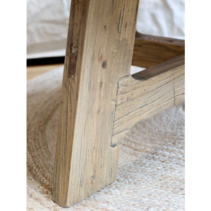 Runt soffbord i patinerat trä – rustik design - 5