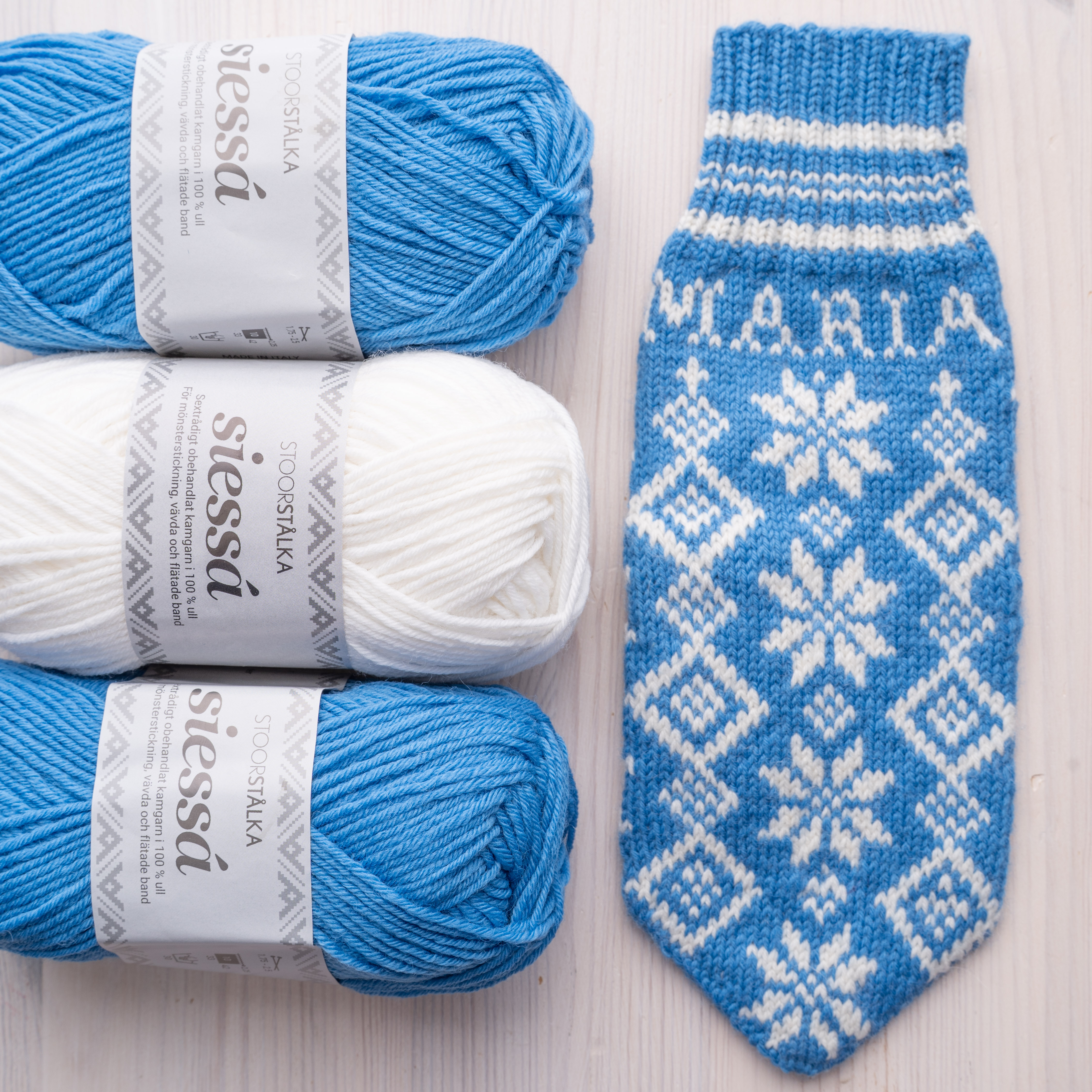 Strickpaket Fausthandschuh Schneeflocke aus Juni Mittelblau–weiß