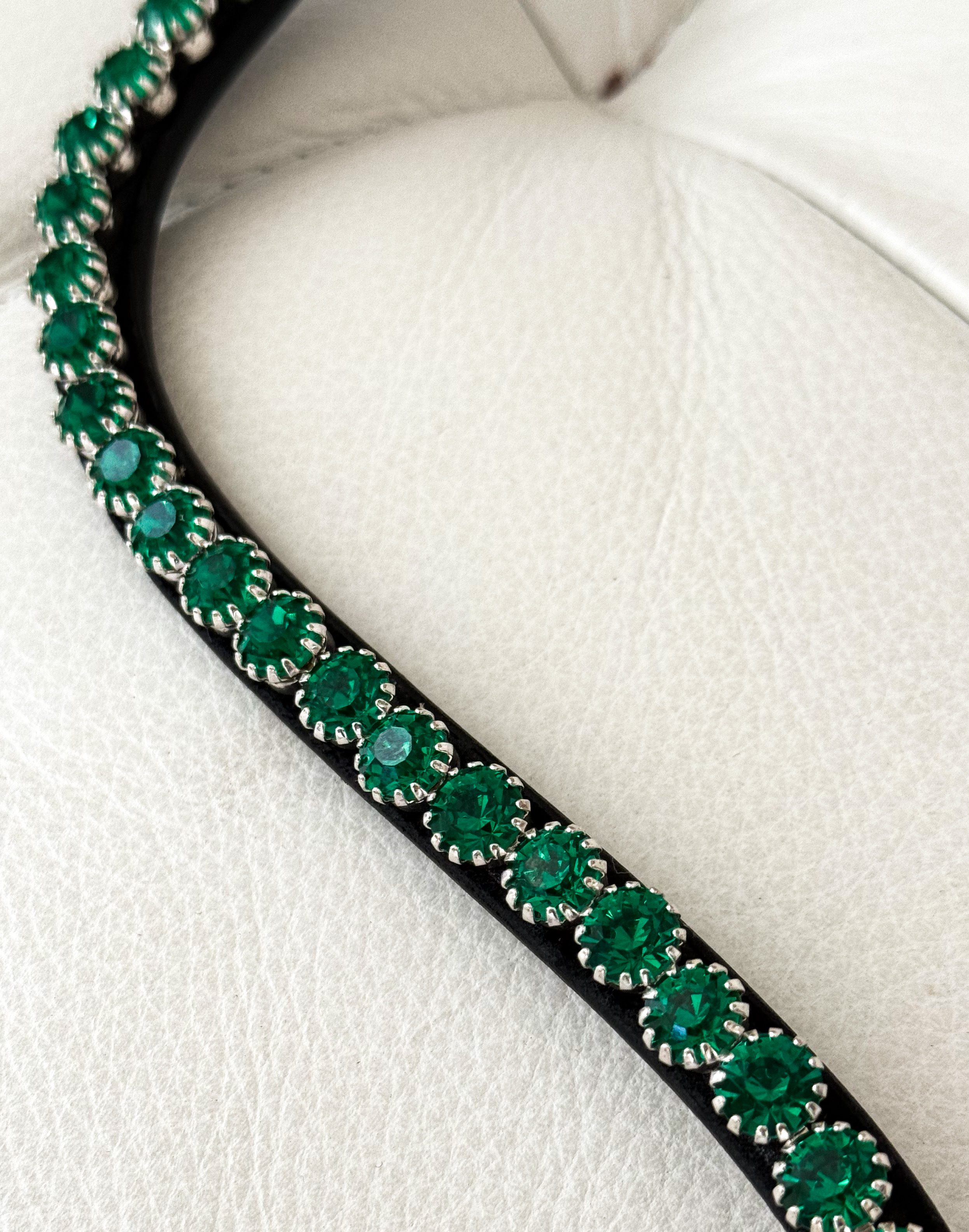Pannband 1 rad kristaller 8 mm EMERALD GREEN EKOLOGISKT LÄDER. - 2