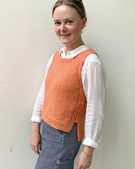 En formad väst i Alice by Permin stickad efter ett gratismönster