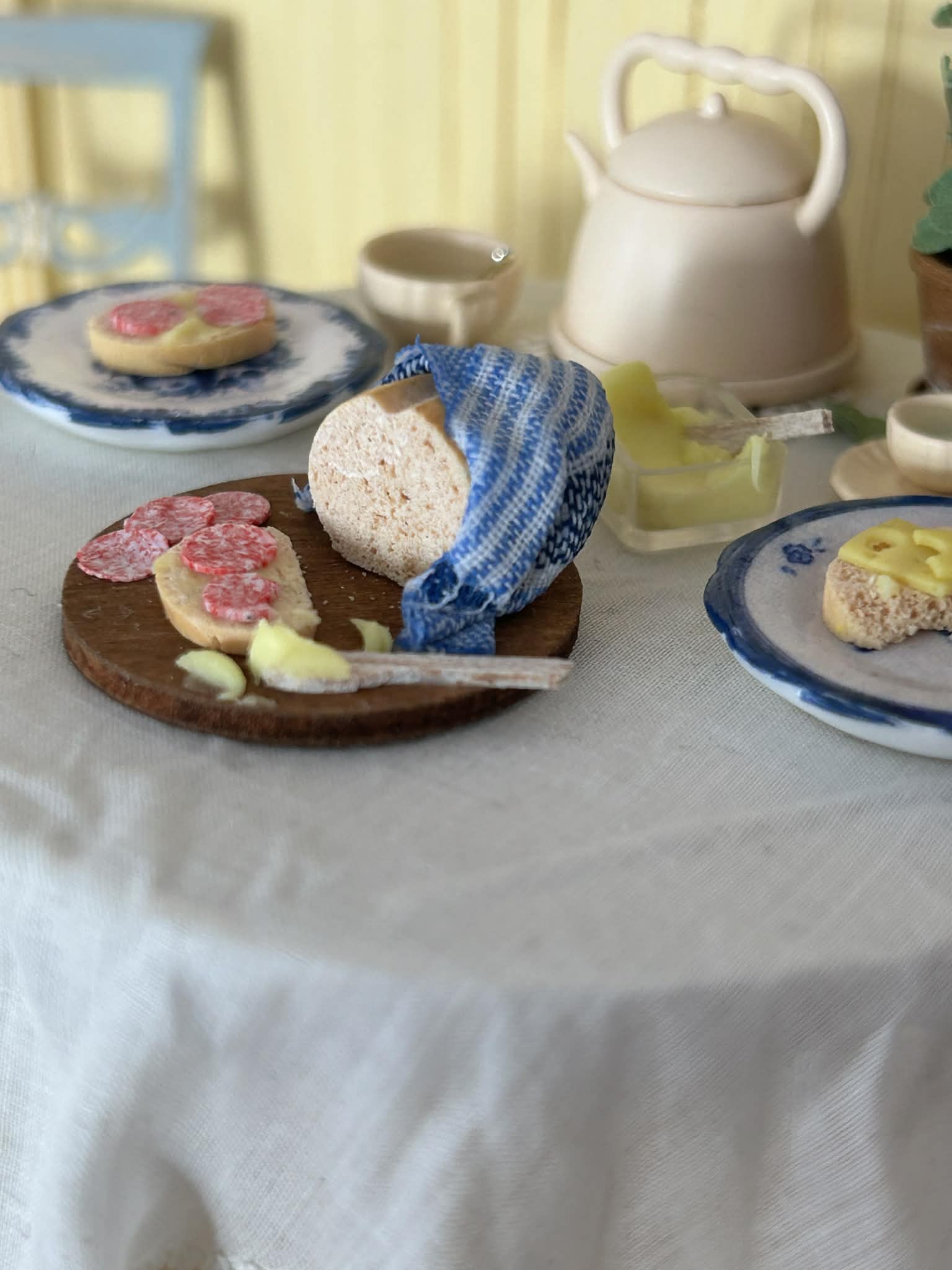 Cutting board with farmhouse bread - Emelie Widell