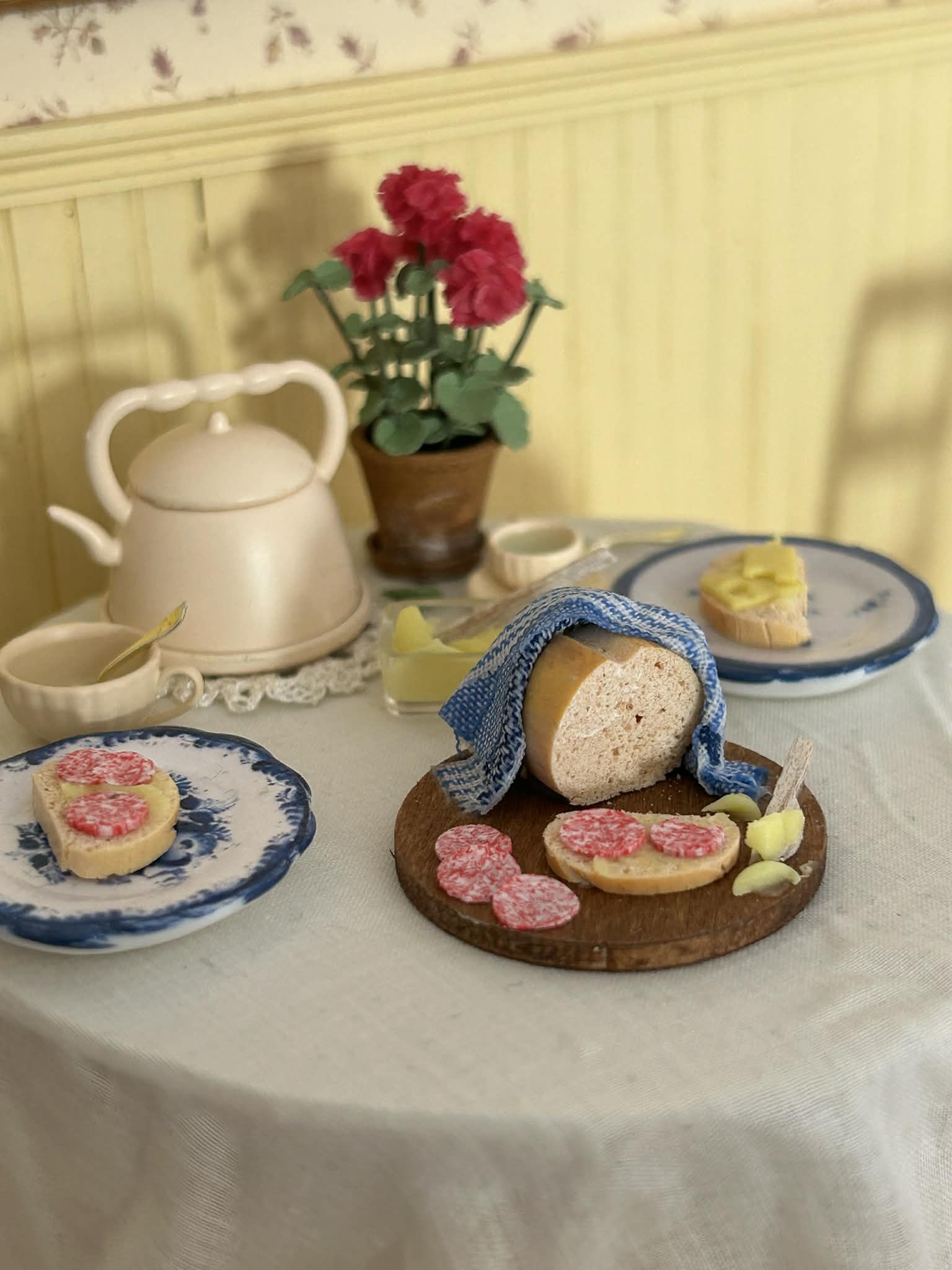 Cutting board with farmhouse bread - Emelie Widell - 3