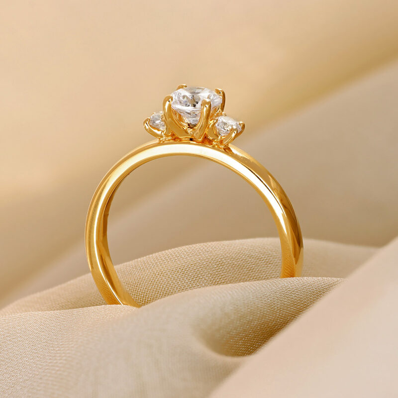 Ring Gunilla diamanter totalt 0,64 ct guld 18 karat