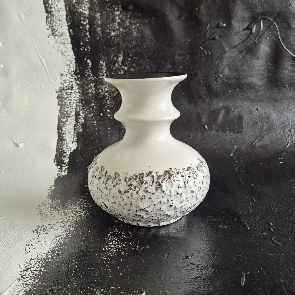 vintage VAS vit med svartspräcklig fat lavaglasyr, Steuler keramik, h 14,5 cm