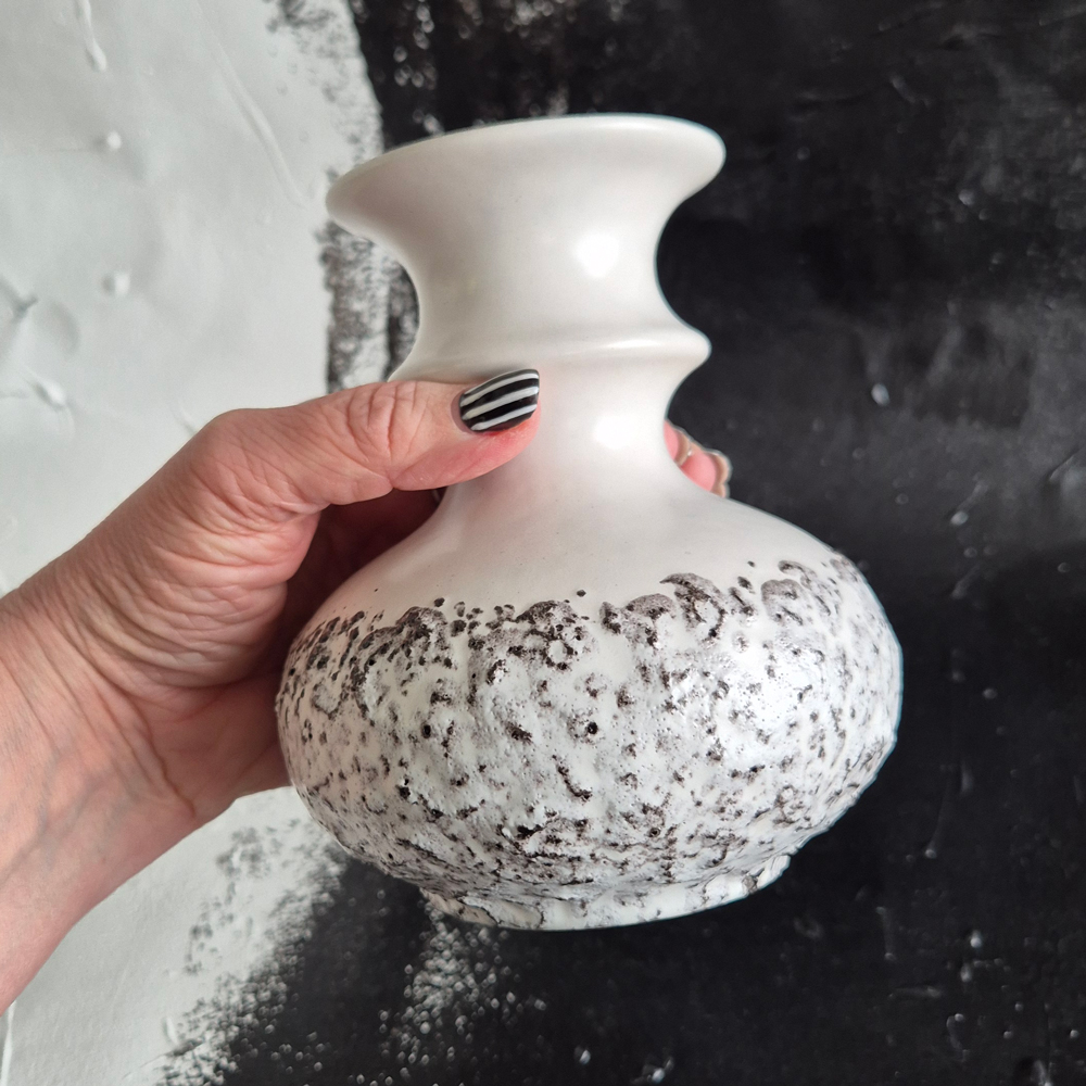 vintage VAS vit med svartspräcklig fat lavaglasyr, Steuler keramik, h 14,5 cm - 4