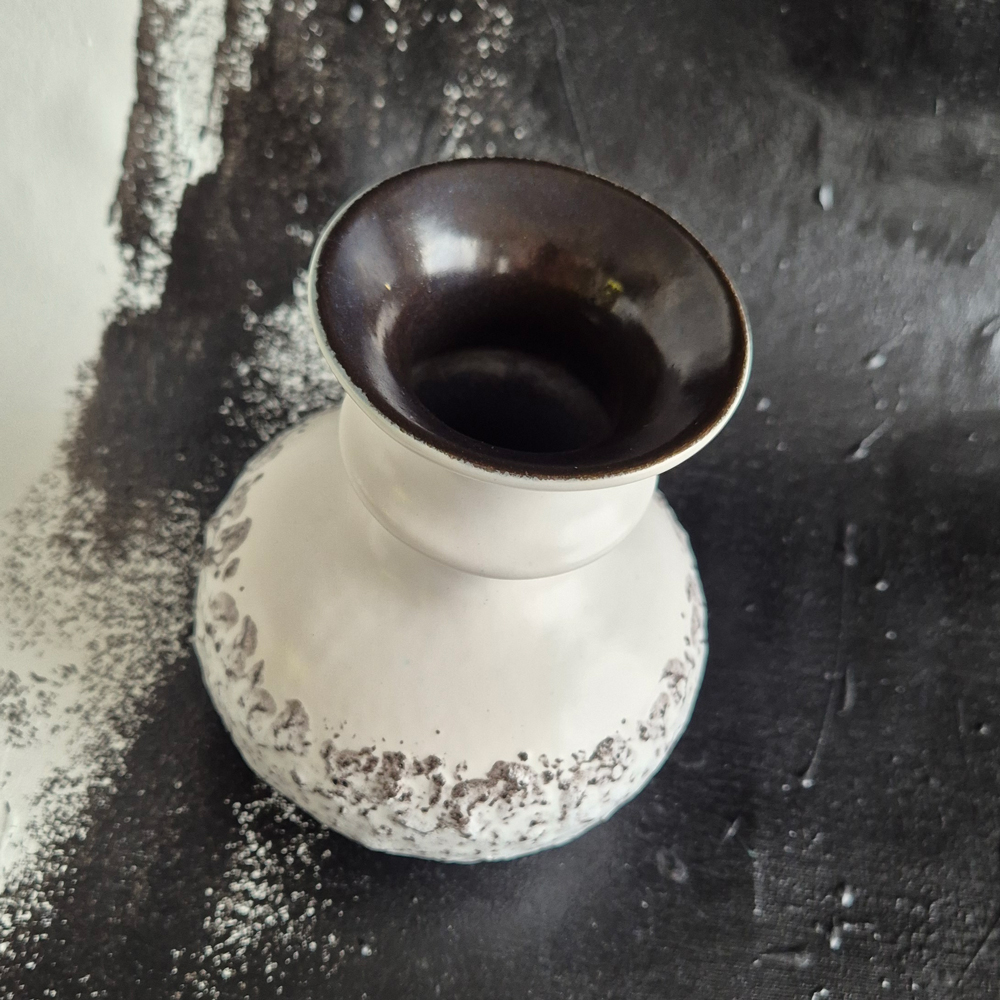 vintage VAS vit med svartspräcklig fat lavaglasyr, Steuler keramik, h 14,5 cm - 2