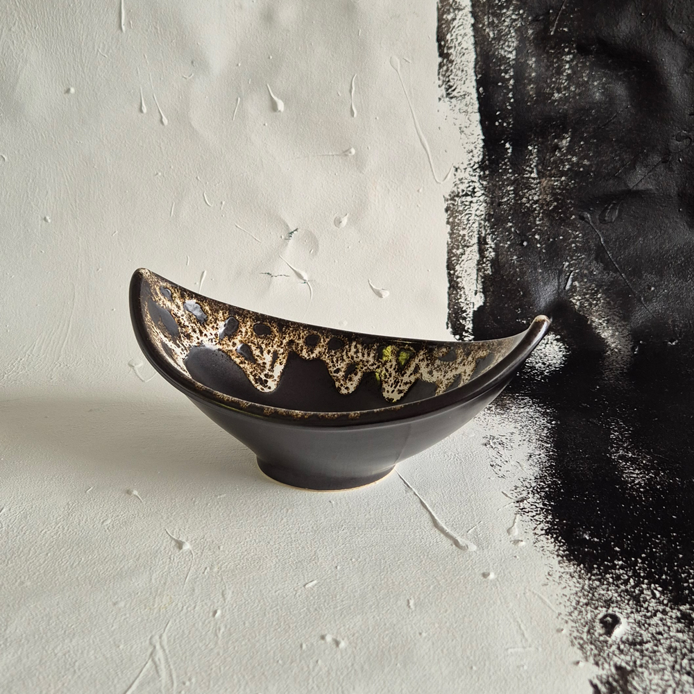 vintage SKÅL båtformad, mörkbrun med vitspräcklig glasyr, h 20 cm