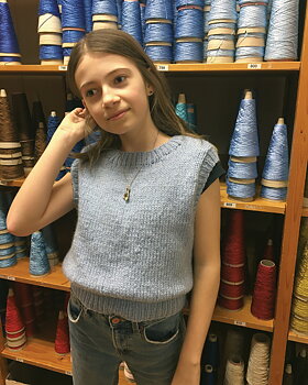 Gratis stickmönster: Junior Väst i Alice by Permin i slätstickning