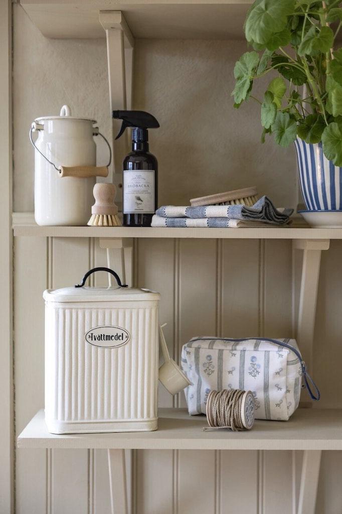 Tin with lid and scoop for detergent - White