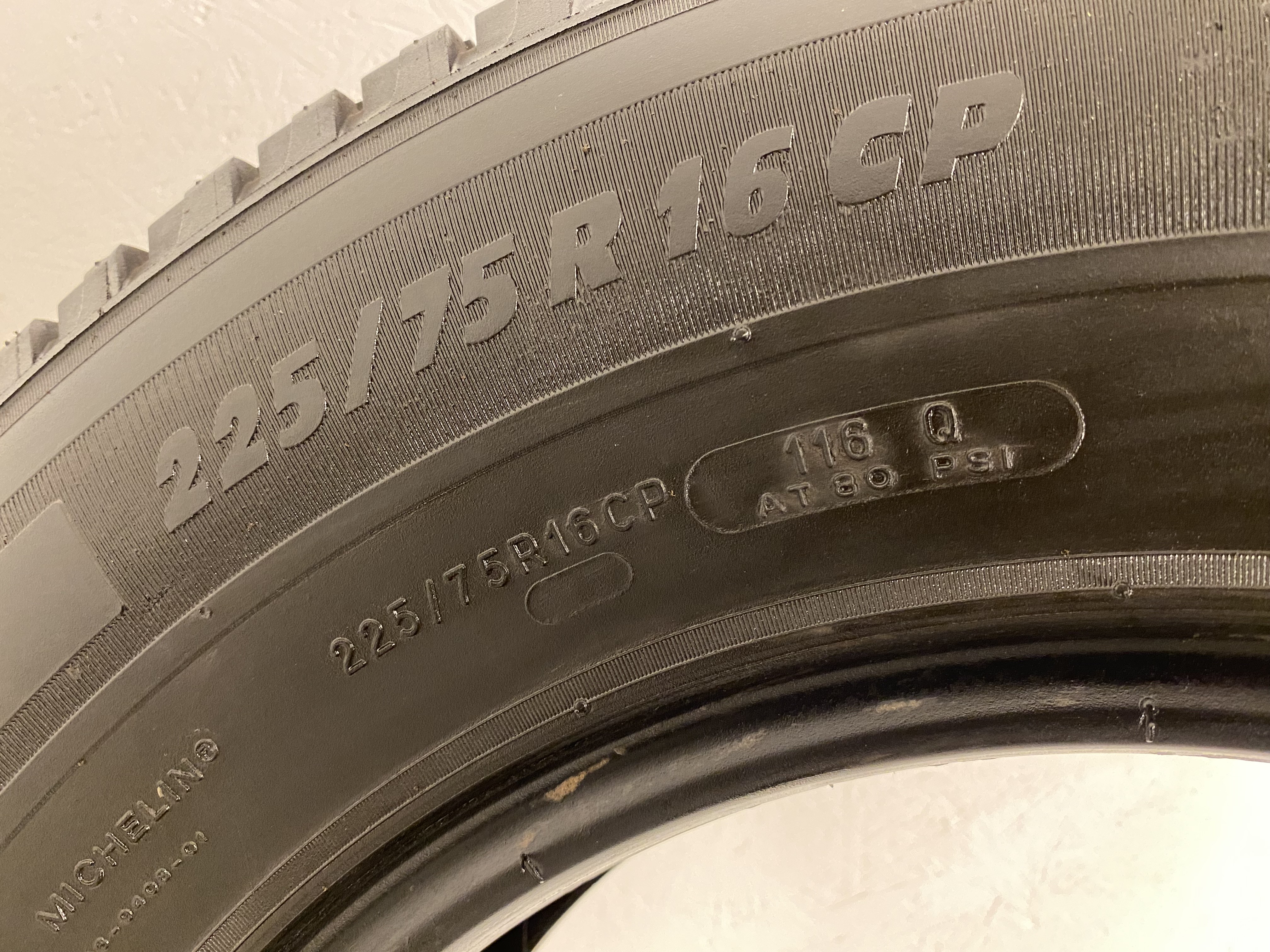 16" BEGAGNAT SOMMARDÄCK C-Däck | 1 st 225/75 R16 CP 116Q Michelin Agilis Camping | V10-17 | 7.5 mm - 3