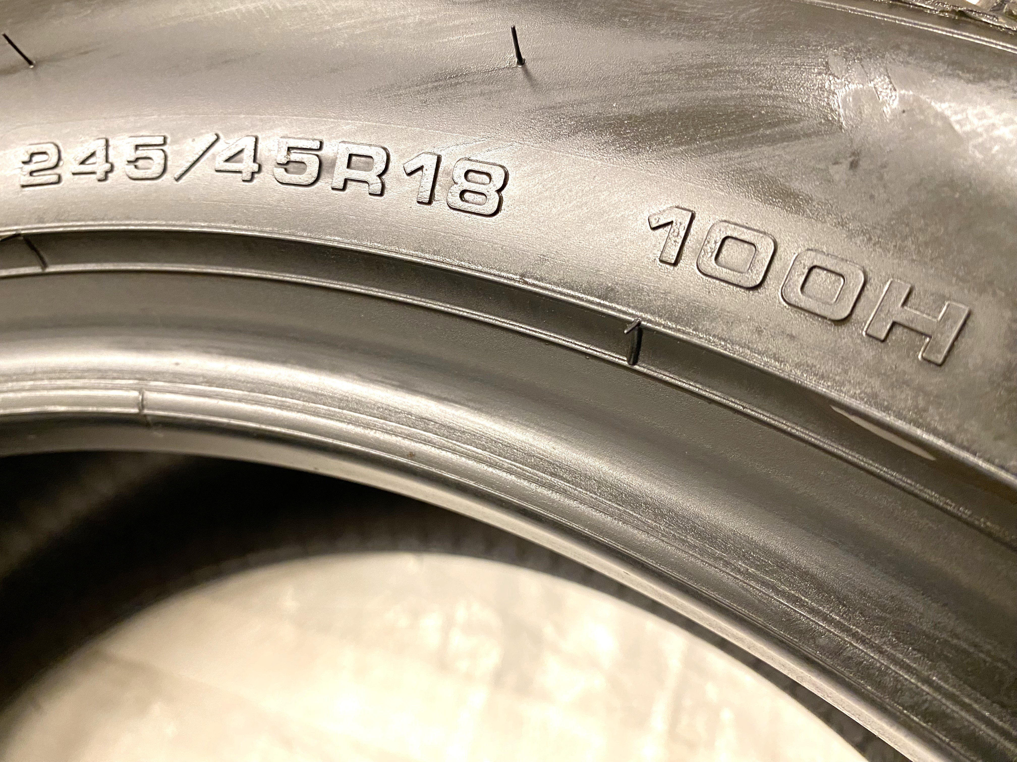 18" BEGAGNADE VINTERDÄCK M+S | 4 st 245/45 R18 100H XL Goodyear Ultra Grip Performance 8 | Stjärnsymbol | V28-2023 | 8|8|8|8 mm - 5