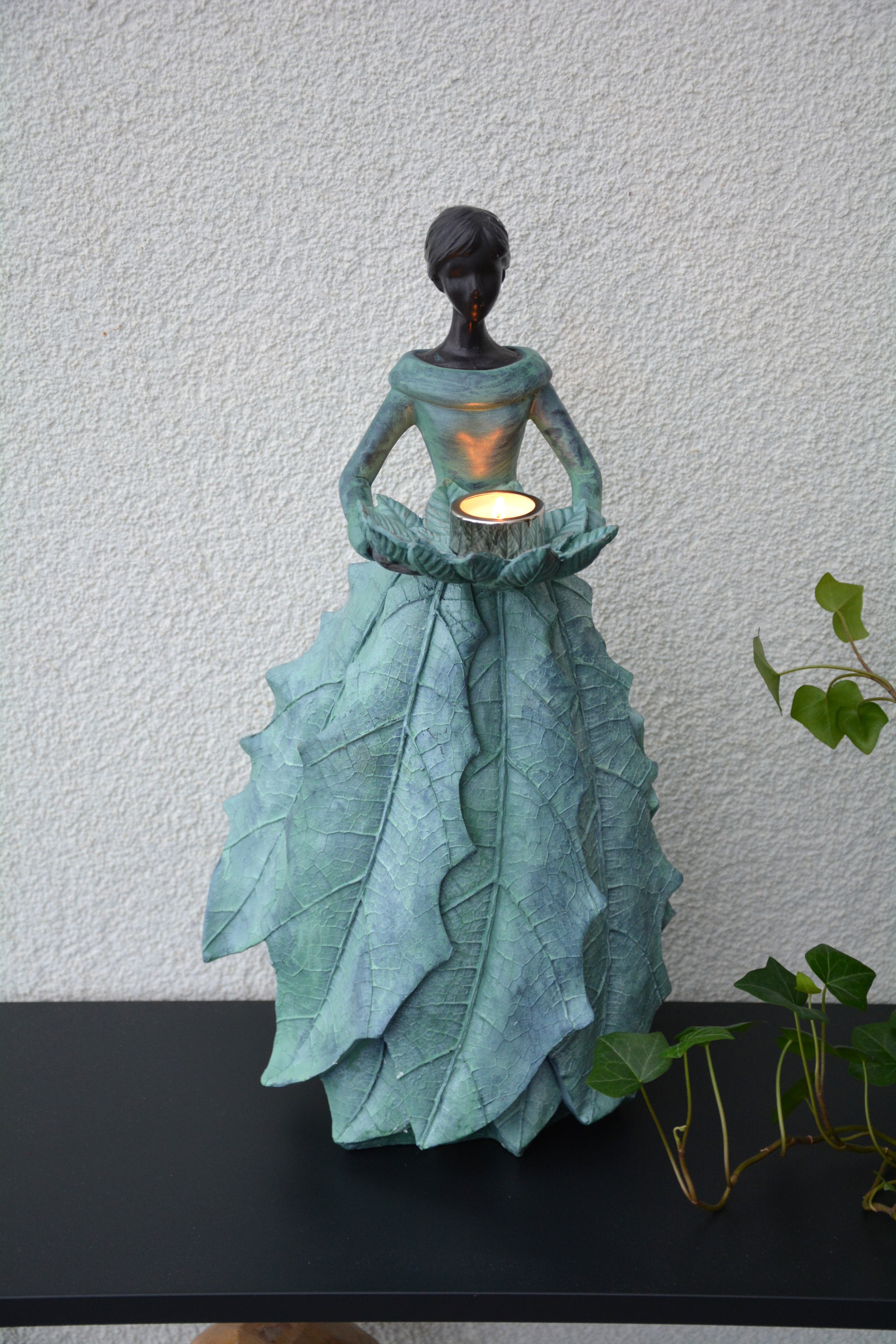 Dam med lövklänning grön 45 cm. Trädgårdsdam