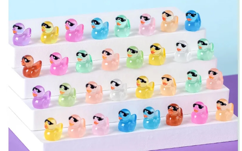 Uutuus 100 kpl Tiny Ducks Luminous kanssa lasit asetettu koristelu Realistinen muoto Kestävä hartsi suloinen ankat joulun syntymäpäiväjuhliin lasten päivä