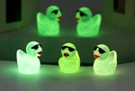 Uutuus 100 kpl Tiny Ducks Luminous kanssa lasit asetettu koristelu Realistinen muoto Kestävä hartsi suloinen ankat joulun syntymäpäiväjuhliin lasten päivä - 8
