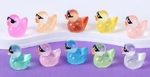 Uutuus 100 kpl Tiny Ducks Luminous kanssa lasit asetettu koristelu Realistinen muoto Kestävä hartsi suloinen ankat joulun syntymäpäiväjuhliin lasten päivä - 3