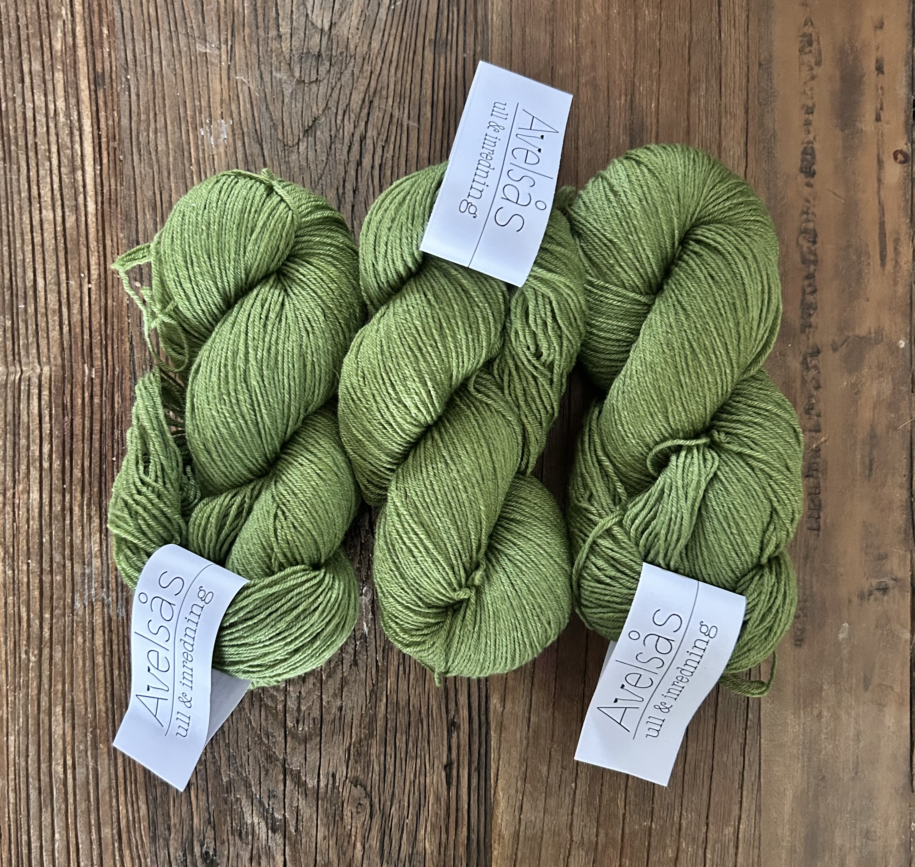 Merino yarn dark misty green 400 m