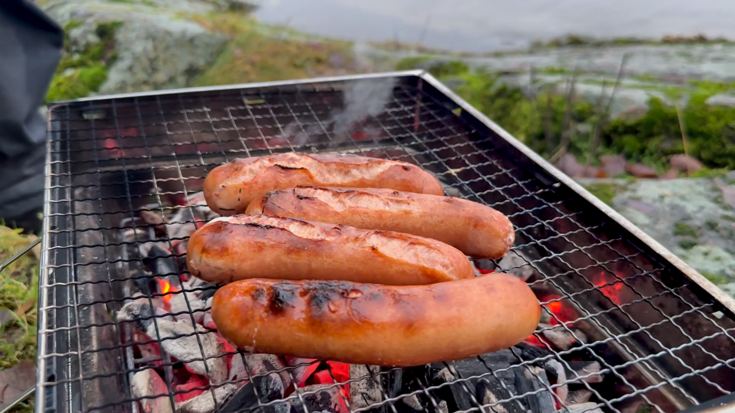 Grill Box Stainless Steel är en rostfri grill som är bärbar med en hopvikbar konstruktion. Väska ingår