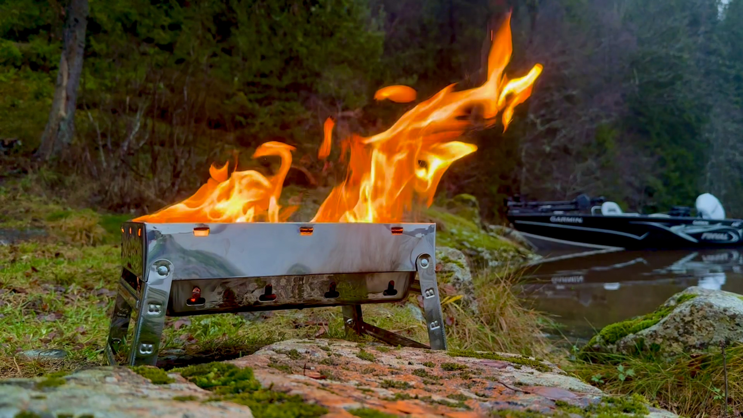 Grill Box Stainless Steel är en rostfri grill som är bärbar med en hopvikbar konstruktion. Väska ingår
