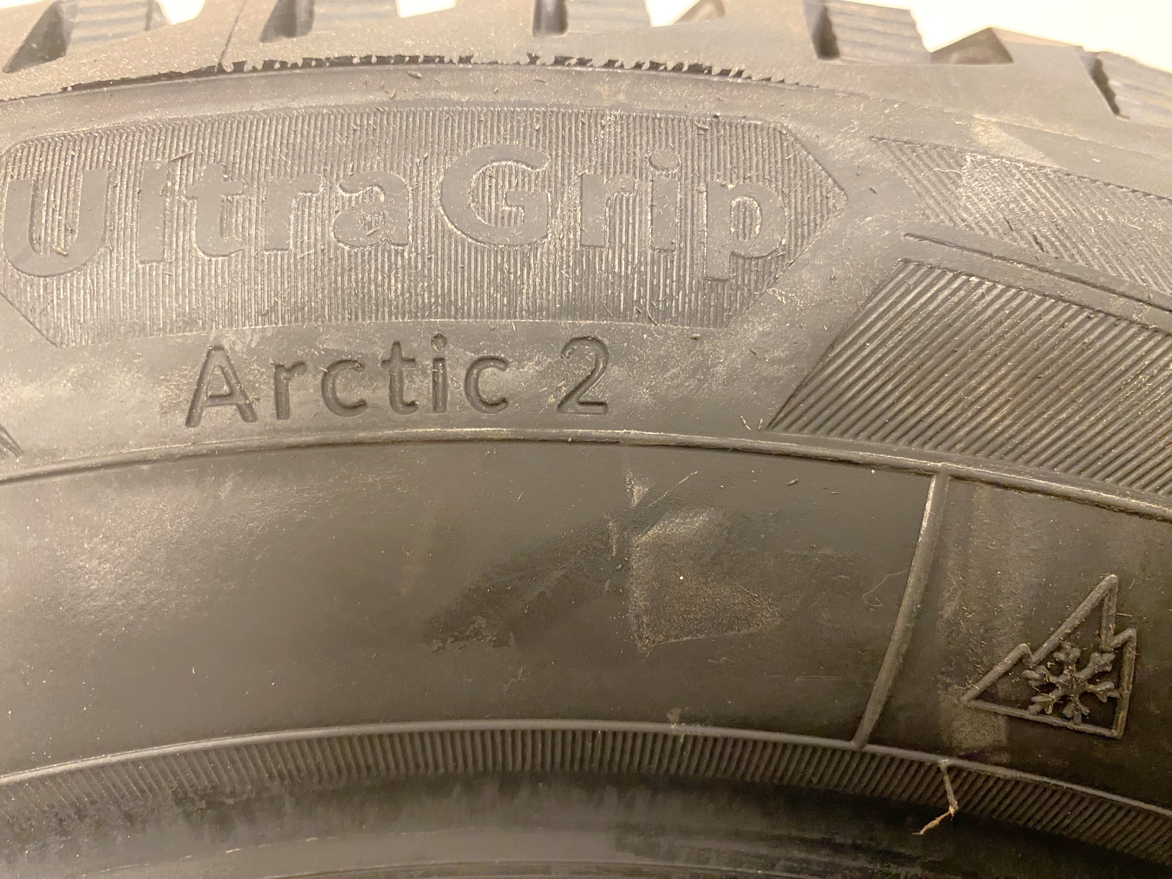 KAMPANJ | 2 st | NYA Däck DUBB | 205/60 R16 96T XL Goodyear Ultra Grip Arctic 2 | V39-2022 | 8|8 mm - 5