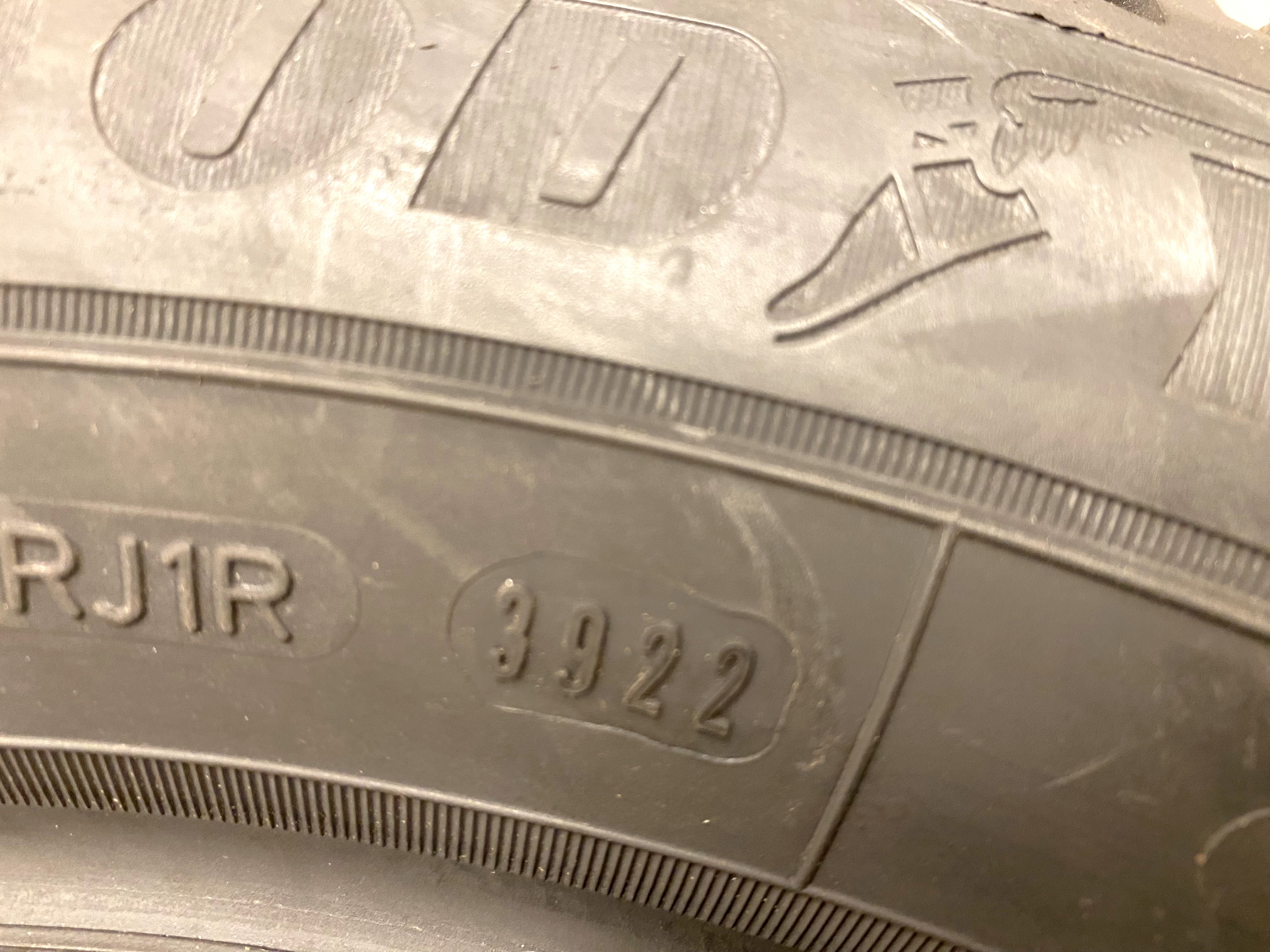 KAMPANJ | 2 st | NYA Däck DUBB | 205/60 R16 96T XL Goodyear Ultra Grip Arctic 2 | V39-2022 | 8|8 mm - 4