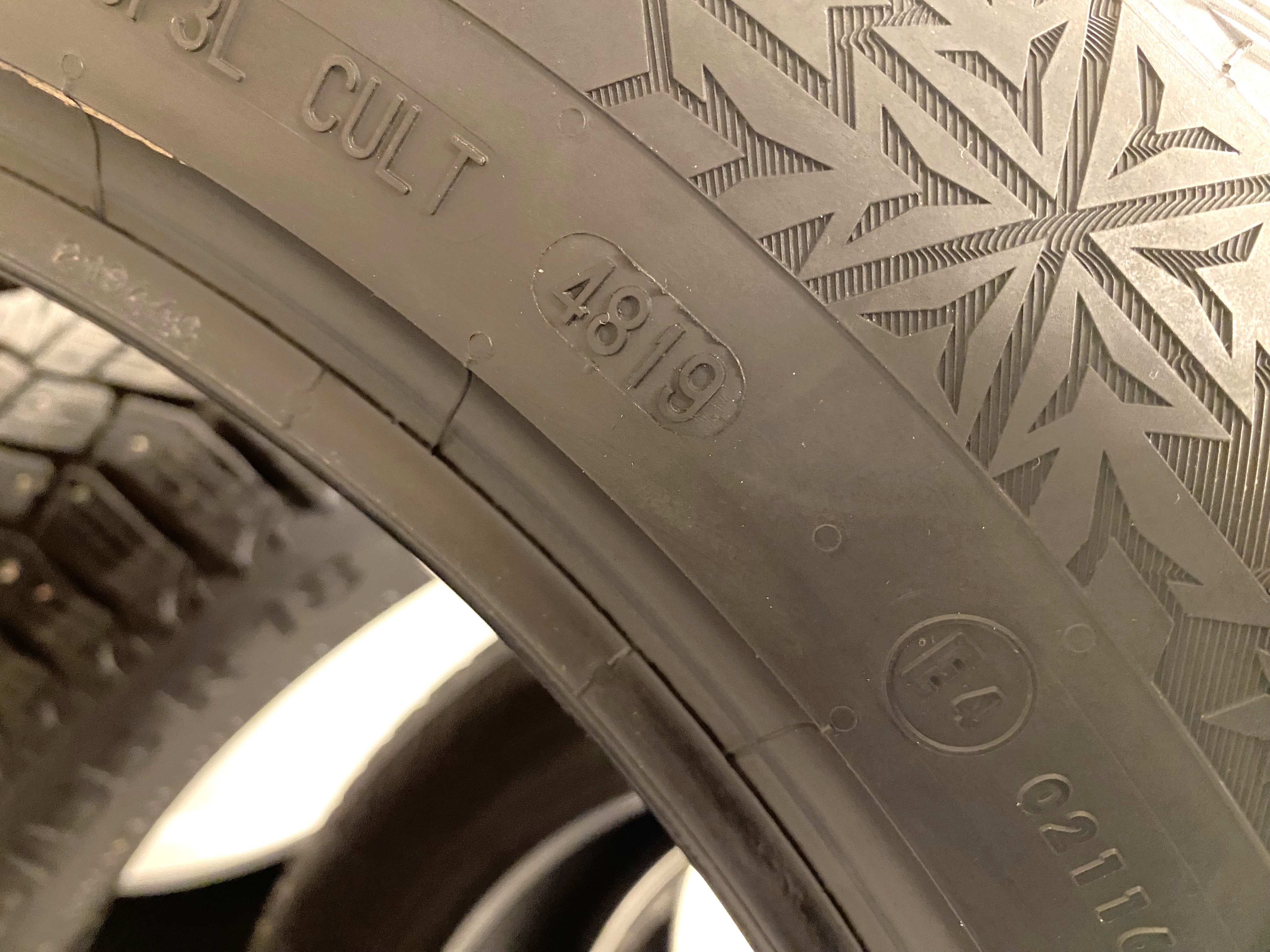 18" BEGAGNADE VINTERDÄCK DUBB | 4 st 235/55 R18 104T XL Continental Ice Contact 2 | V48-2019 | 6|6|5.5|5.5 mm | Z-1 - 3
