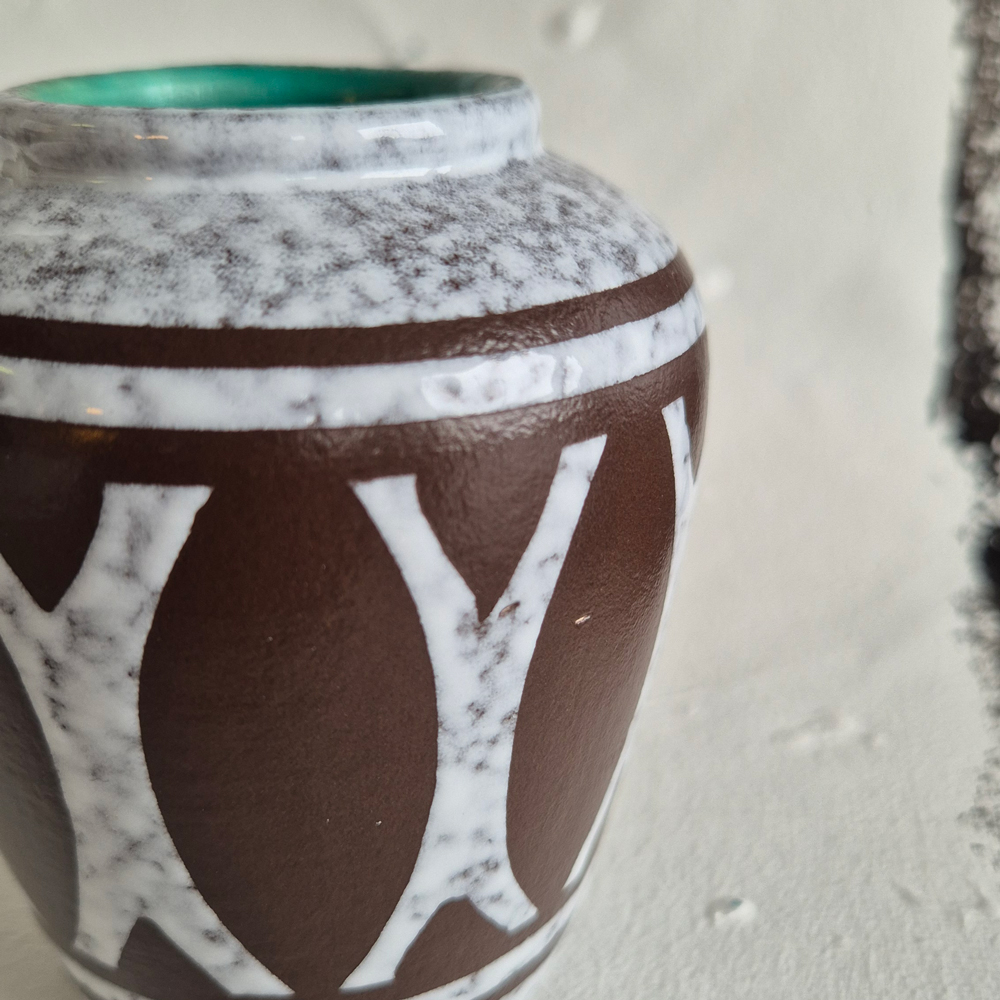 vintage VAS med grafiskt mönster i brun/vitspräcklig glasyr, h 10,5 cm - 3