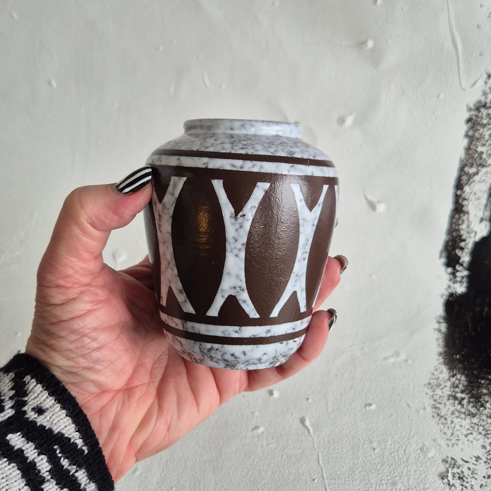 vintage VAS med grafiskt mönster i brun/vitspräcklig glasyr, h 10,5 cm - 4