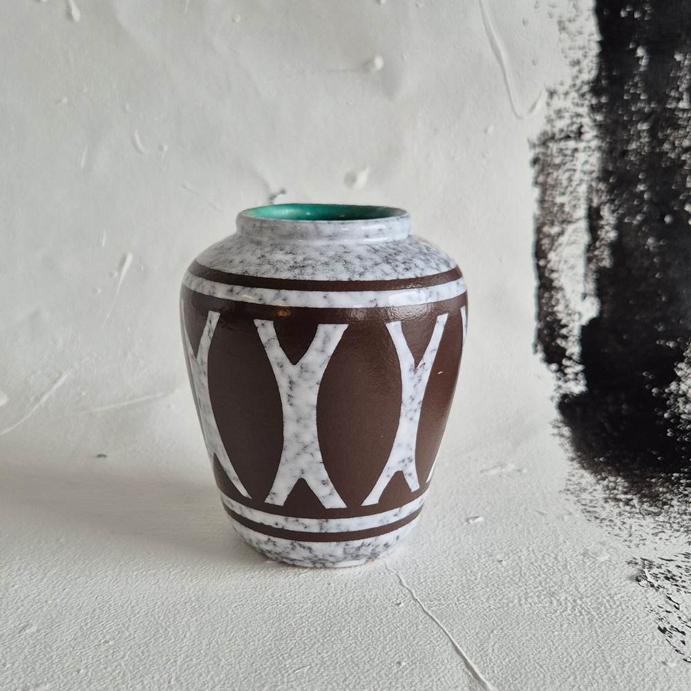 vintage VAS med grafiskt mönster i brun/vitspräcklig glasyr, h 10,5 cm
