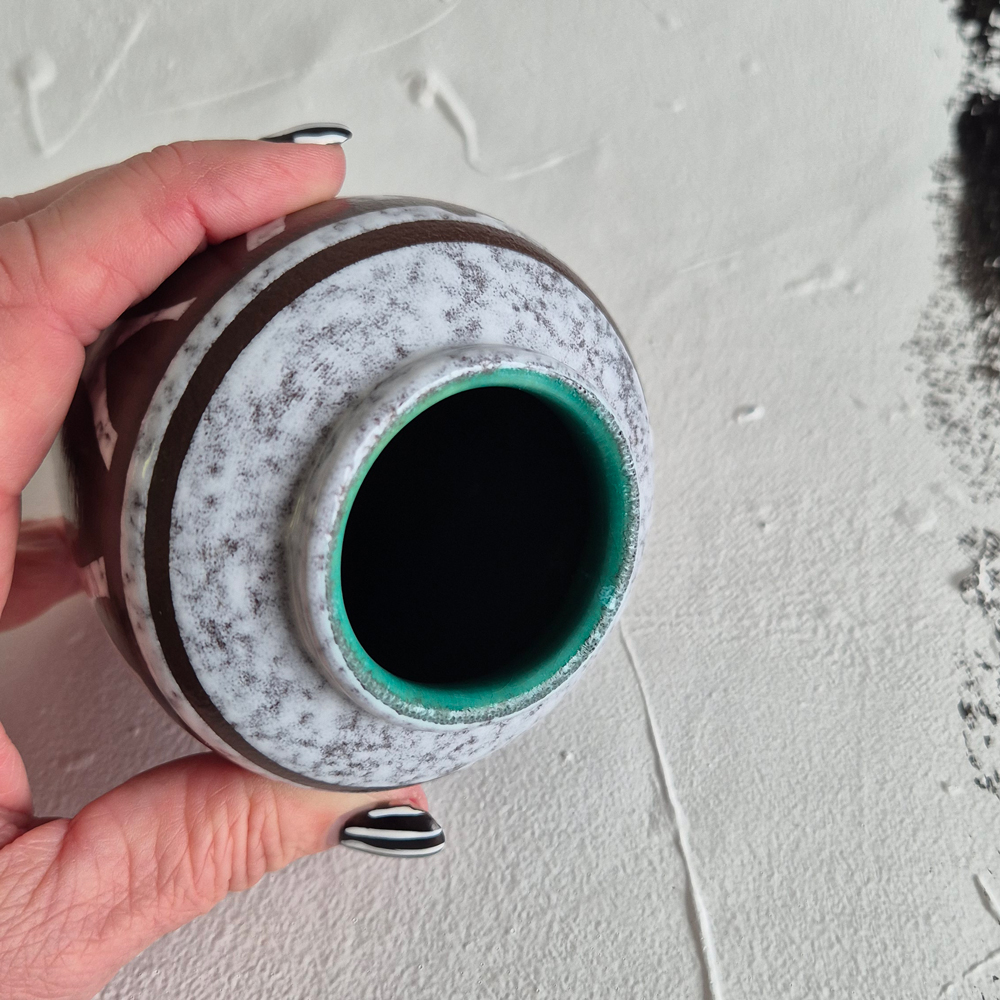 vintage VAS med grafiskt mönster i brun/vitspräcklig glasyr, h 10,5 cm - 7