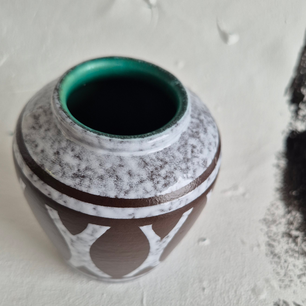 vintage VAS med grafiskt mönster i brun/vitspräcklig glasyr, h 10,5 cm - 2