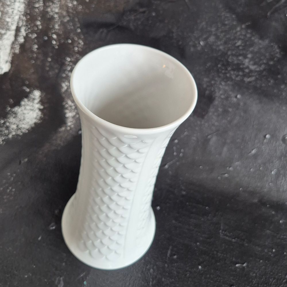 vintage VAS med reliefmönster i vitt porslin, Royal Bavaria, h 19,6 cm - 2