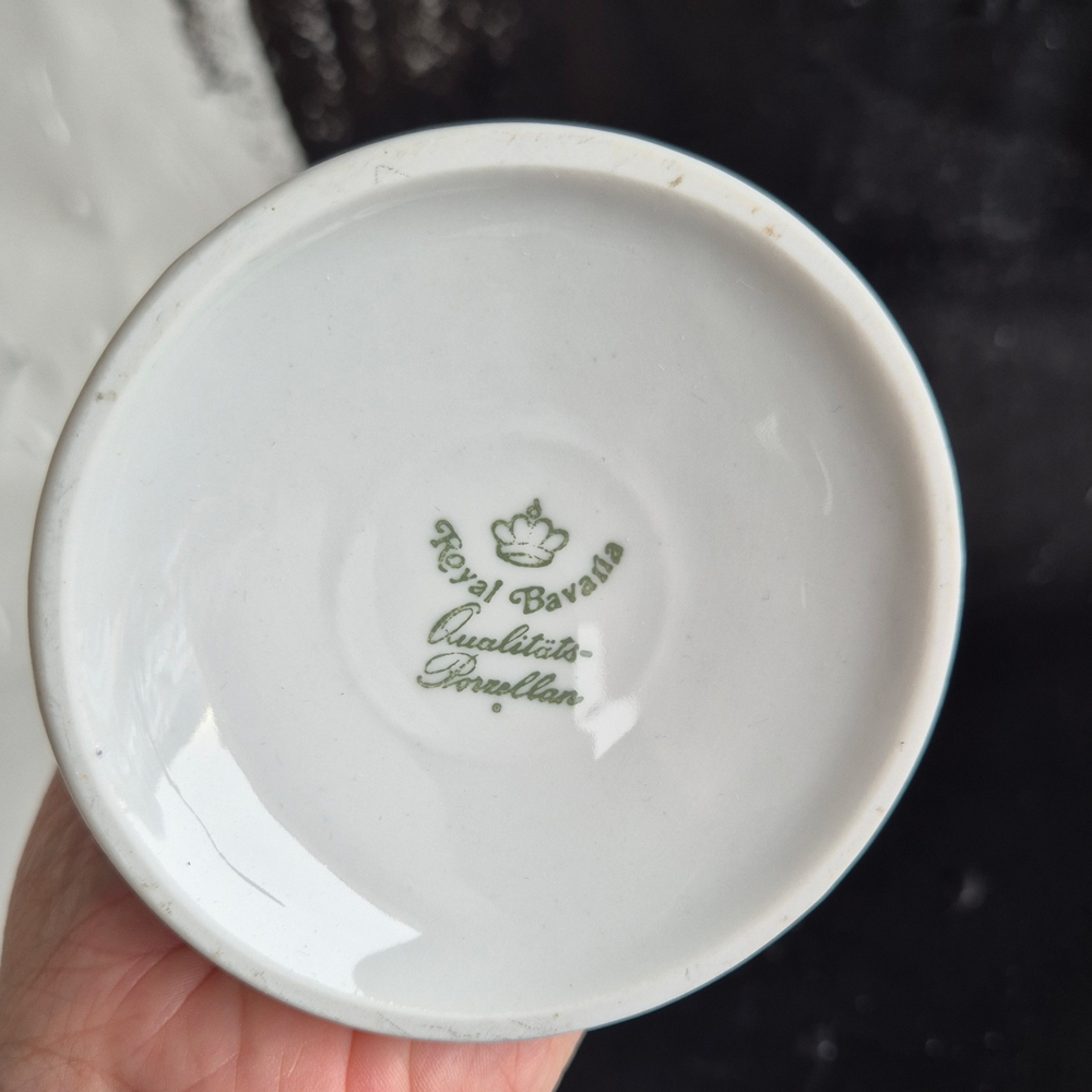 vintage VAS med reliefmönster i vitt porslin, Royal Bavaria, h 19,6 cm - 5