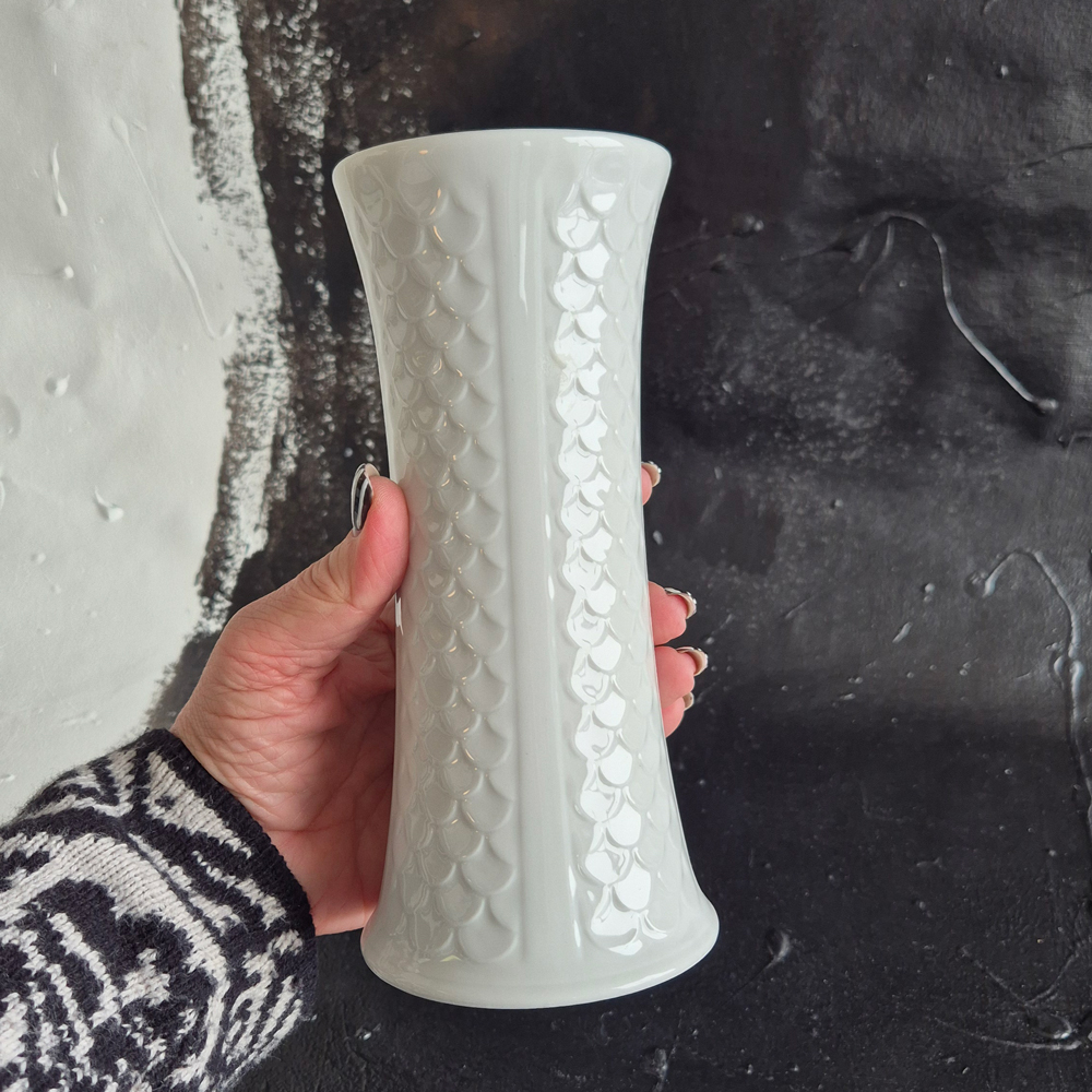 vintage VAS med reliefmönster i vitt porslin, Royal Bavaria, h 19,6 cm - 4